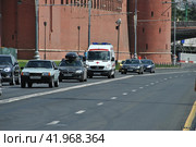 Автомобиль скорой медицинской помощи. Кремлевская набережная. Москва (2014 год). Редакционное фото, фотограф lana1501 / Фотобанк Лори