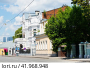 Поварская улица, дома 48 и 50. Солнечный  летний день. Москва (2023 год). Редакционное фото, фотограф E. O. / Фотобанк Лори