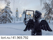 Вид на Тобольский кремль из-за спины Созерцающего ангела (2024 год). Редакционное фото, фотограф Сергей Веселовский / Фотобанк Лори