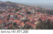 Aerial view of the small tourist town of Sighnaghi, located on a high hill in the center of the Alazani Valley, Georgia. Стоковое видео, видеограф Яков Филимонов / Фотобанк Лори