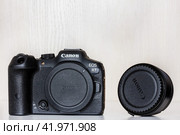 Krasnodar, Russia - December 28, 2023: mirrorless camera Canon eos  r7 with adapter for lenses with EF, EF-S mount close-up. Редакционное фото, фотограф Андрей С / Фотобанк Лори