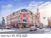 Доходный дом и колокольня Высоко-Петровского монастыря, Петровка, Москва (2024 год). Редакционное фото, фотограф Baturina Yuliya / Фотобанк Лори