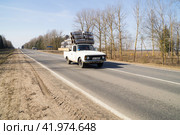 Легковой автомобиль перевозит груз на крыше (2017 год). Редакционное фото, фотограф Дмитрий Сакретарев / Фотобанк Лори