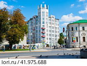 Вид на дом Моссельпрома (Доходный дом А. Титова), вид со стороны улицы Воздвиженка. Летний солнечный день. Москва. Россия (2023 год). Редакционное фото, фотограф E. O. / Фотобанк Лори