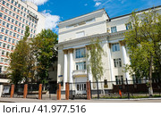 Российская академия музыки имени Гнесиных. Солнечный летний день. Поварская улица, д. 30-36. Москва (2023 год). Редакционное фото, фотограф E. O. / Фотобанк Лори