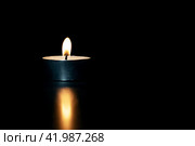 Burning candle in the dark with reflection. Стоковое фото, фотограф Аксенова Вера / Фотобанк Лори