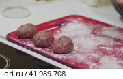 Пожилая женщина делает котлеты из мясного фарша. Стоковое видео, видеограф Евгений Ковальский / Фотобанк Лори