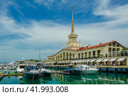 Вид на здание морского вокзала Сочи (2023 год). Редакционное фото, фотограф Megapixx / Фотобанк Лори
