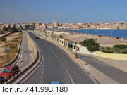 Автомобильная дорога вдоль моря. Сиракузы, Сицилия, Италия (2023 год). Стоковое фото, фотограф Вадим Хомяков / Фотобанк Лори
