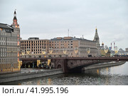 Отель "Балчуг Кемпински" на Раушской набережной. Город Москва (2023 год). Стоковое фото, фотограф Александр Тараканов / Фотобанк Лори