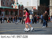 Промоутеры с рекламными листовками. Красная площадь. Город Москва (2010 год). Редакционное фото, фотограф lana1501 / Фотобанк Лори