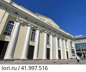 Кинотеатр Колизей в Екатеринбурге проспект Ленина, дом 43 в солнечную погоду (2021 год). Редакционное фото, фотограф Овчинникова Ирина / Фотобанк Лори