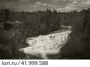 Водопад Гирвас в Карелии. Кондопожский район. Весенний сброс воды на Пальеозерской ГЭС. Стоковое фото, фотограф Сергей Цепек / Фотобанк Лори