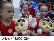 Презентация игрушек компании "Котовские неваляшки" на стенде Тамбовской области во время проведения выставки-форума "Россия" на ВДНХ в городе Москве, Россия (2024 год). Редакционное фото, фотограф Николай Винокуров / Фотобанк Лори