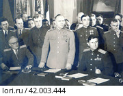 А.Я. Вышинский, Г.К. Жуков, В.Д. Соколовский во время подписания Акта о безоговорочной капитуляции войск нацистской Германии в Карлхорсте. Берлин, 8 мая 1945 года. Редакционное фото, фотограф Сергей Елизарьев / Фотобанк Лори
