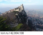Республика Сан-Марино. Вид на Башню Гуаита (Ла Рокка) на горе Титано. Стоковое фото, фотограф Ерохин Дмитрий Викторович / Фотобанк Лори