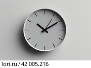 Минималистичные настенные часы показывающие 10 часов и 10 минут. Стоковое AI-изображение, AI-художник Станислав Кноп / Фотобанк Лори