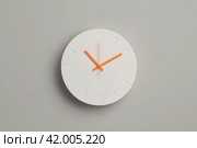 Минималистичные настенные часы показывающие 10 часов и 10 минут. Стоковое AI-изображение, AI-художник Станислав Кноп / Фотобанк Лори