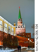 Город Москва. Троицкая башня Московского Кремля ночью (2023 год). Редакционное фото, фотограф Александр Тараканов / Фотобанк Лори