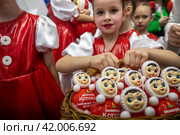 Презентация игрушек компании "Котовские неваляшки" на стенде Тамбовской области во время проведения выставки-форума "Россия" на ВДНХ в городе Москве, Россия (2024 год). Редакционное фото, фотограф Николай Винокуров / Фотобанк Лори