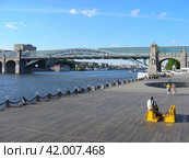 Пушкинский (Андреевский) мост. Площадка для танцев ЦПКиО им. Горького. Пушкинская набережная. Москва-река. (2011 год). Редакционное фото, фотограф lana1501 / Фотобанк Лори