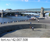 Пушкинский (Андреевский) мост. Площадка для танцев ЦПКиО им. Горького. Пушкинская набережная. Москва-река. (2011 год). Редакционное фото, фотограф lana1501 / Фотобанк Лори