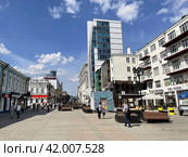Улица Вайнера в Екатеринбурге летом в солнечную погоду (2021 год). Редакционное фото, фотограф Овчинникова Ирина / Фотобанк Лори