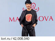 Модельер Наталья Матросова во время показа одежды своего бренда (бренд Matrosova) на подиуме выставки-форума "Россия" на ВДНХ в городе Москве, Россия (2024 год). Редакционное фото, фотограф Николай Винокуров / Фотобанк Лори