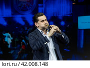 Музыкант Арутюн Хачатрян исполняет музыку на армянском дудуке на сцене выставки-форума "Россия" на ВДНХ в городе Москве, Россия (2024 год). Редакционное фото, фотограф Николай Винокуров / Фотобанк Лори