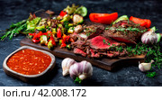 кусок аппетитного жареного мяса с овощами на доске. Стоковое AI-изображение, AI-художник Данил Хусаинов / Фотобанк Лори
