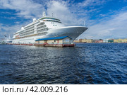 Круизный лайнер класса люкс Silver Whisper у причала на Английской набережной (2016 год). Редакционное фото, фотограф Megapixx / Фотобанк Лори