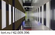 Diminishing passage in modern building (2023 год). Редакционное видео, видеограф Антон Гвоздиков / Фотобанк Лори