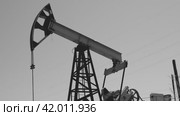 Черно-белое видео. Таймлапс работы нефтяной вышки на нефтяном месторождении. Промышленное оборудование. Концепция нефтегазовой промышленности. Стоковое видео, видеограф Воловодов Владимир / Фотобанк Лори