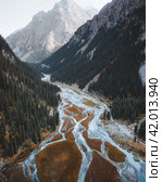 Вид с высоты на горную реку в ущелье Киргизии (2019 год). Стоковое фото, фотограф Вячеслав Азаров / Фотобанк Лори