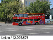Двухэтажный экскурсионный автобус City Sihgtseeng. Улица Волхонка. Район Хамовники. Город Москва (2014 год). Редакционное фото, фотограф lana1501 / Фотобанк Лори