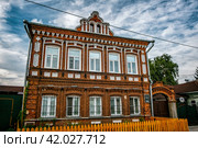 Старый кирпичный дом (Дом Хохловых, Богородск) (2021 год). Редакционное фото, фотограф Илья Старков / Фотобанк Лори