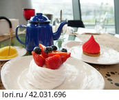 Russian traditional tea dessert berry cake. Стоковое фото, фотограф Tamara Sushko / Фотобанк Лори