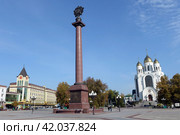 Вид на Триумфальную колонну и Храм Христа Спасителя на площади Победы в Калининграде (2022 год). Редакционное фото, фотограф Free Wind / Фотобанк Лори