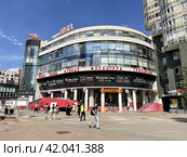 Современный торговый центр "Бум" на улице Вайнера в Екатеринбурге (2021 год). Редакционное фото, фотограф Овчинникова Ирина / Фотобанк Лори