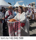 Дородная женщина с караваем хлеба. День России в Тюмени (2023 год). Редакционное фото, фотограф Анатолий Матвейчук / Фотобанк Лори