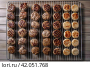 grilled lamb and lamb patties on a grill rack. Стоковое AI-изображение, AI-художник Юлия Гапеенко / Фотобанк Лори