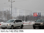 Младший лейтенант Артём Романцов герой СВО на банере в Москве зимой (2024 год). Редакционное фото, фотограф Дмитрий Неумоин / Фотобанк Лори