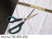 Measuring tape and scissors on white fabric. Стоковое фото, фотограф Аксенова Вера / Фотобанк Лори