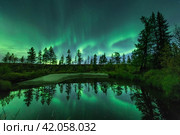Северное сияние, отражающееся в воде. Стоковое фото, фотограф Данил Хусаинов / Фотобанк Лори