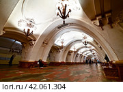 Интерьер станции метро "Арбатская" Арбатско-Покровской линии метро. Город Москва (2023 год). Редакционное фото, фотограф Александр Тараканов / Фотобанк Лори