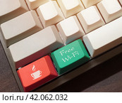 Необычная клавиатура - Coffee and Free Wi-Fi. Зелёная и красная клавиши на светлой клавиатуре. Стоковое фото, фотограф Евгения Золкина / Фотобанк Лори