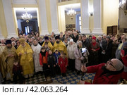 Общая фотография с прихожанами после архиерейского богослужения в Преображенском кафедральном соборе Балашихи (2024 год). Редакционное фото, фотограф Дмитрий Неумоин / Фотобанк Лори