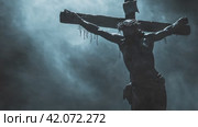Crucifixion of Jesus Christ with crown of thorns on smoke dark background. Стоковое AI-видео, аниматор Mihail Mihaylov / Фотобанк Лори