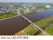 Вид с высоты на мост через Вятку во время Великорецкого крестного хода (аэросъемка 2022 года) Стоковое фото, фотограф Владислав Самошкин / Фотобанк Лори