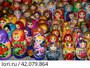 Красивые яркие расписные матрешки. Традиционный народный промысел и символ России. Ярмарка в Москве на Красной площади (2016 год) Редакционное фото, фотограф Photolart / Фотобанк Лори